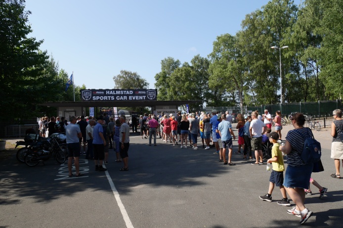 Besökare på väg in genom grindarna på Brottet