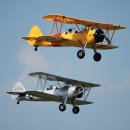 Två äldre flygplan i luften